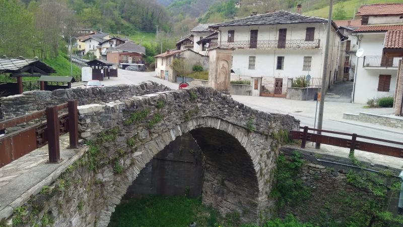 Vista di Brondello, Cuneo (12030)