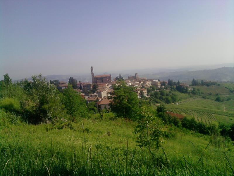 Vista di Castiglione Tinella, Cuneo (12053)