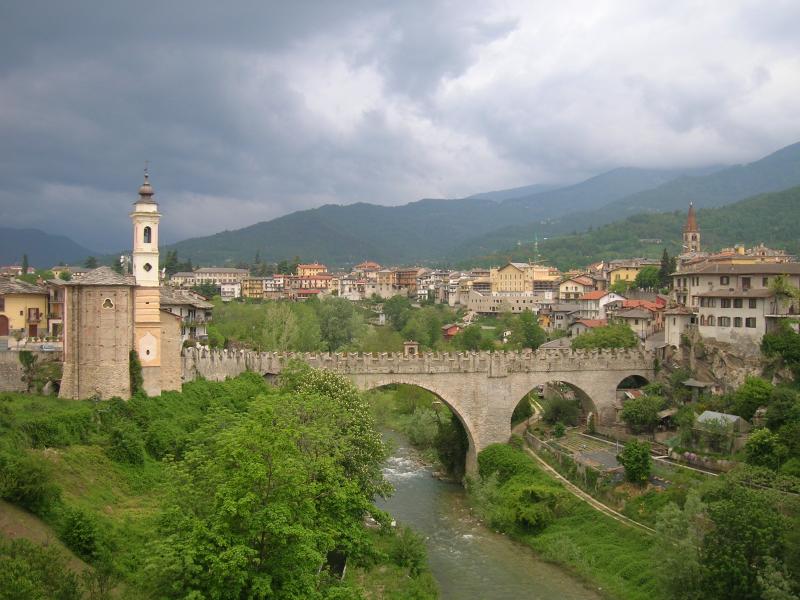 Vista di Dronero, Cuneo (12025)