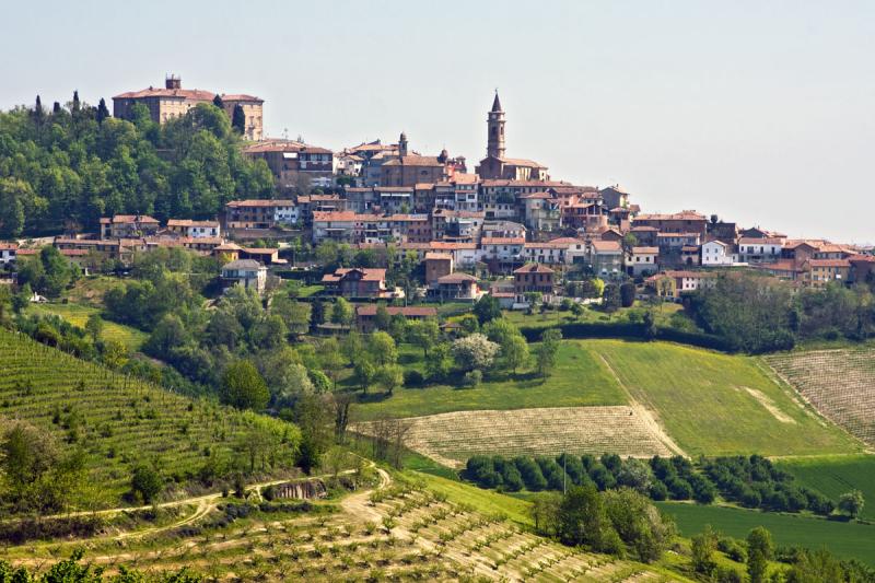 Vista di Govone, Cuneo (12040)