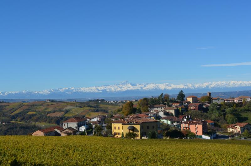 Vista di Neviglie, Cuneo (12050)
