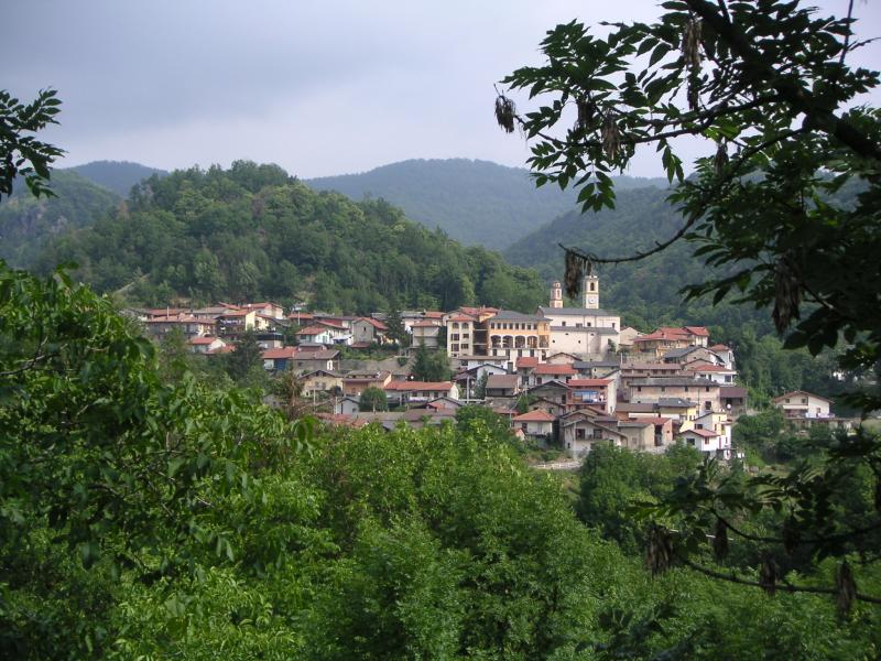 Vista di Roccasparvera, Cuneo (12010)
