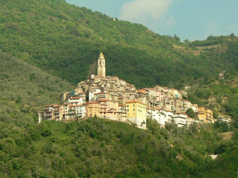 Vista di Castel Vittorio, Imperia (18030)