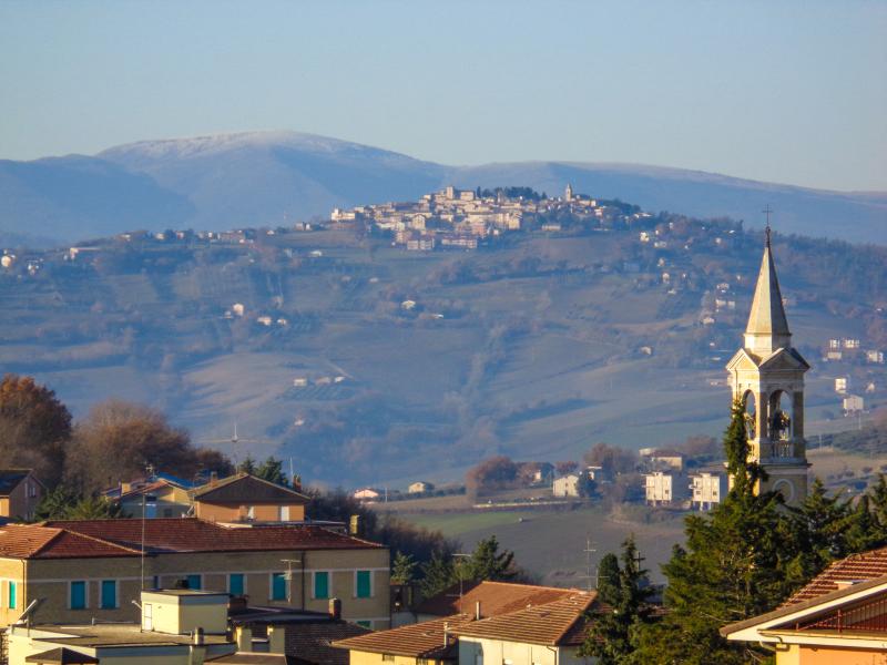 Vista di Loro Piceno, Macerata (62020)