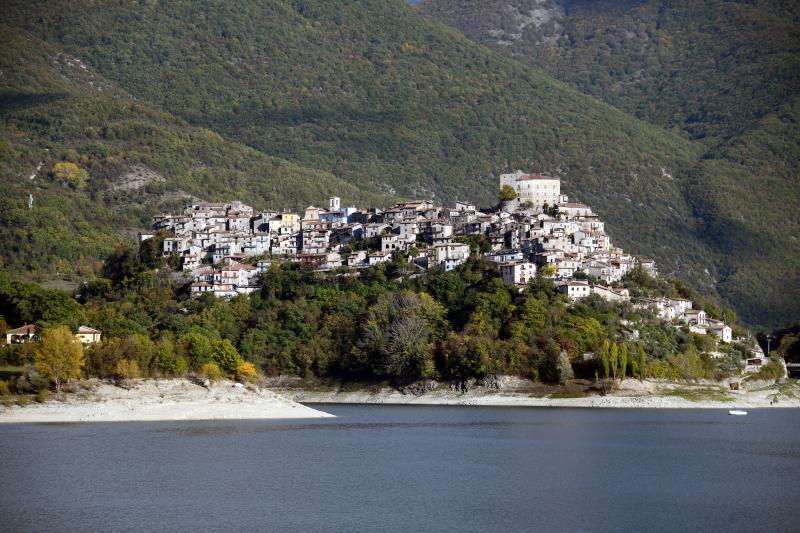 Vista di Castel di Tora, Rieti (02020)