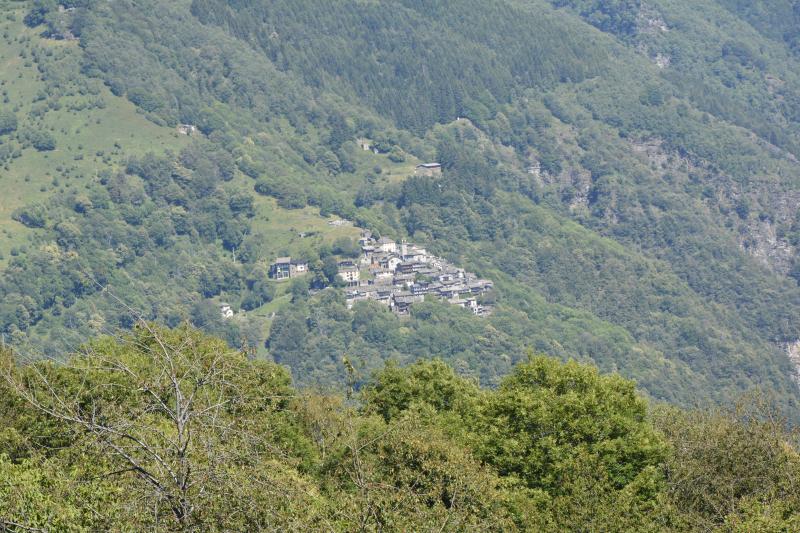 Vista di Curiglia con Monteviasco, Varese (21010)
